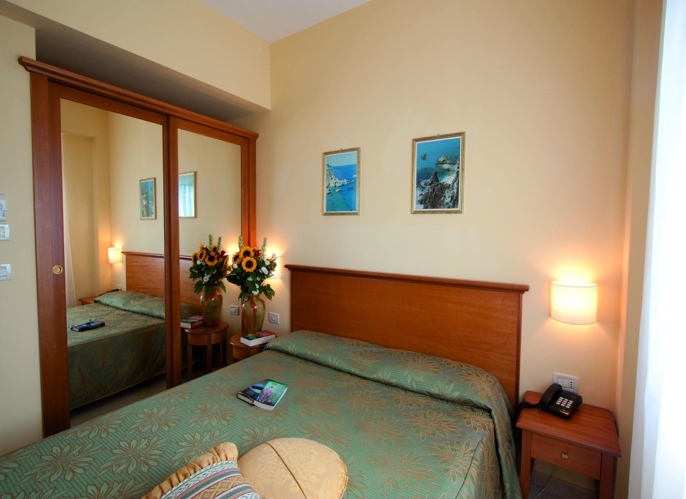 Hotel Tirreno Parghelia Bagian luar foto