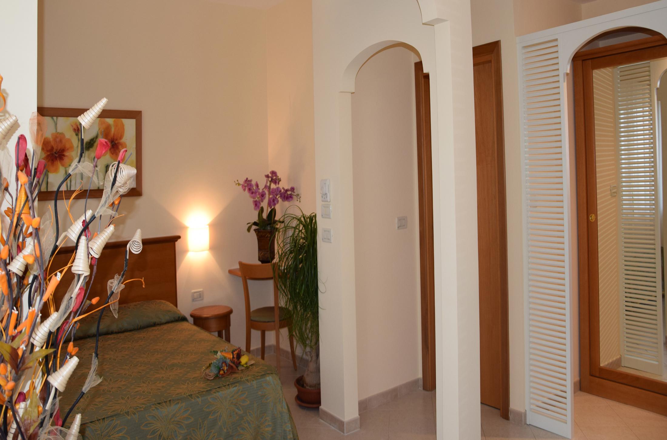 Hotel Tirreno Parghelia Bagian luar foto