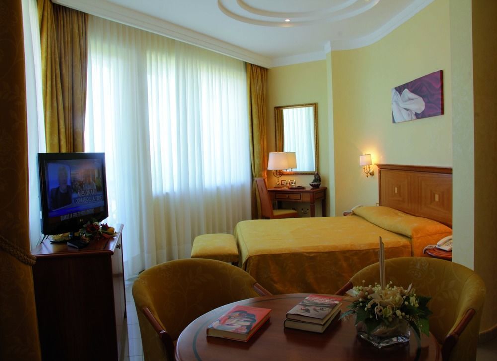 Hotel Tirreno Parghelia Ruang foto