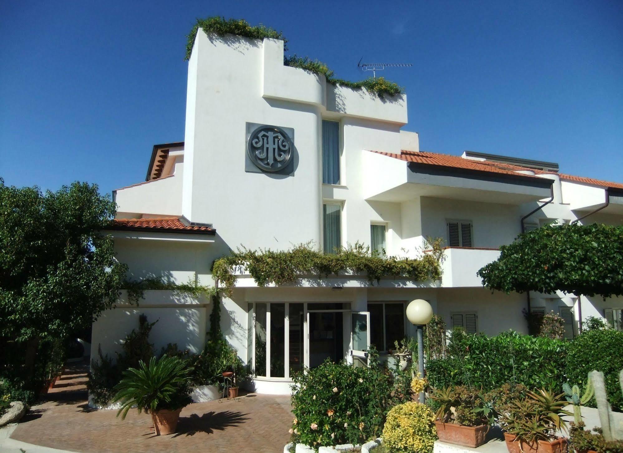 Hotel Tirreno Parghelia Bagian luar foto