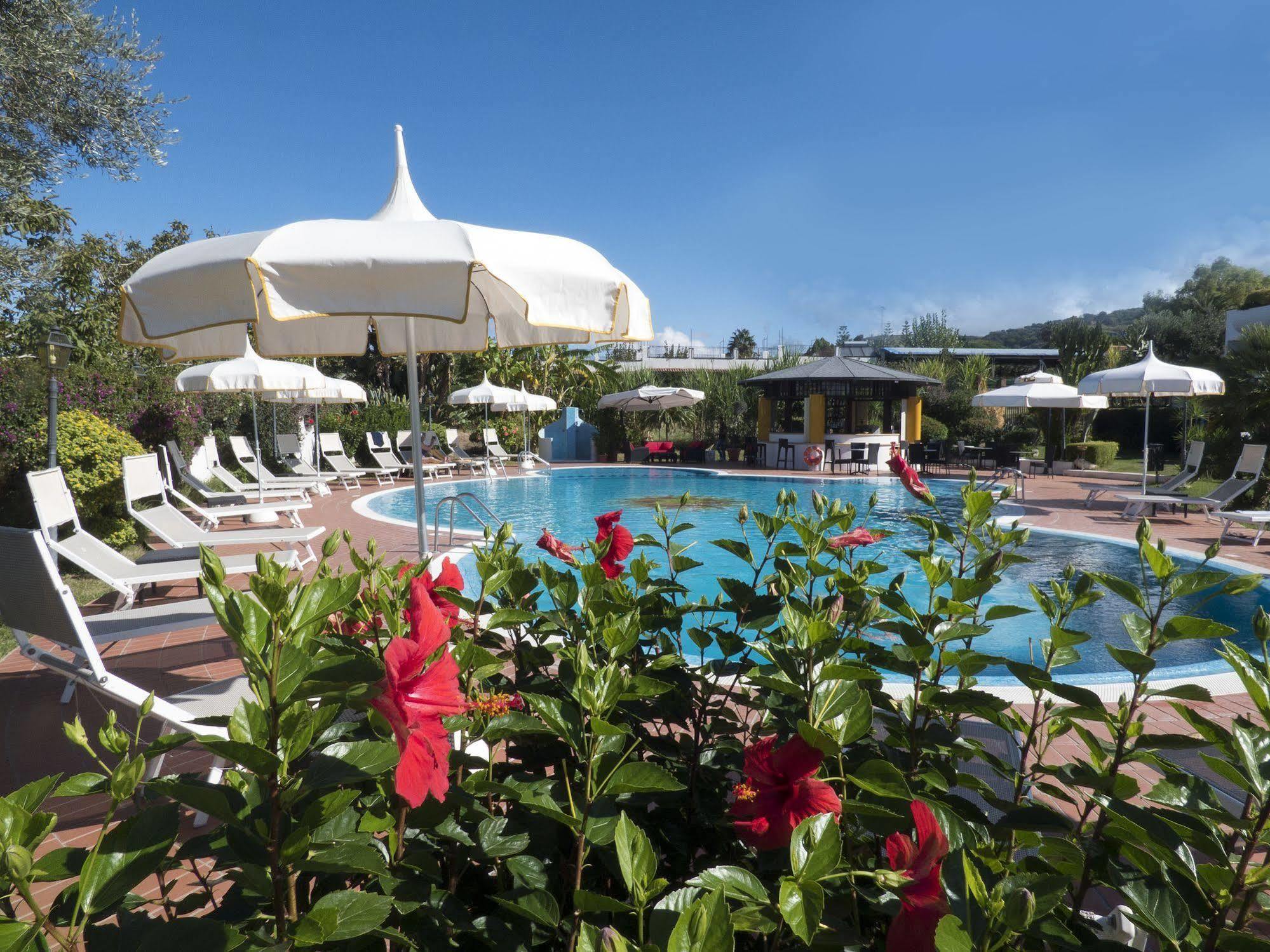 Hotel Tirreno Parghelia Bagian luar foto