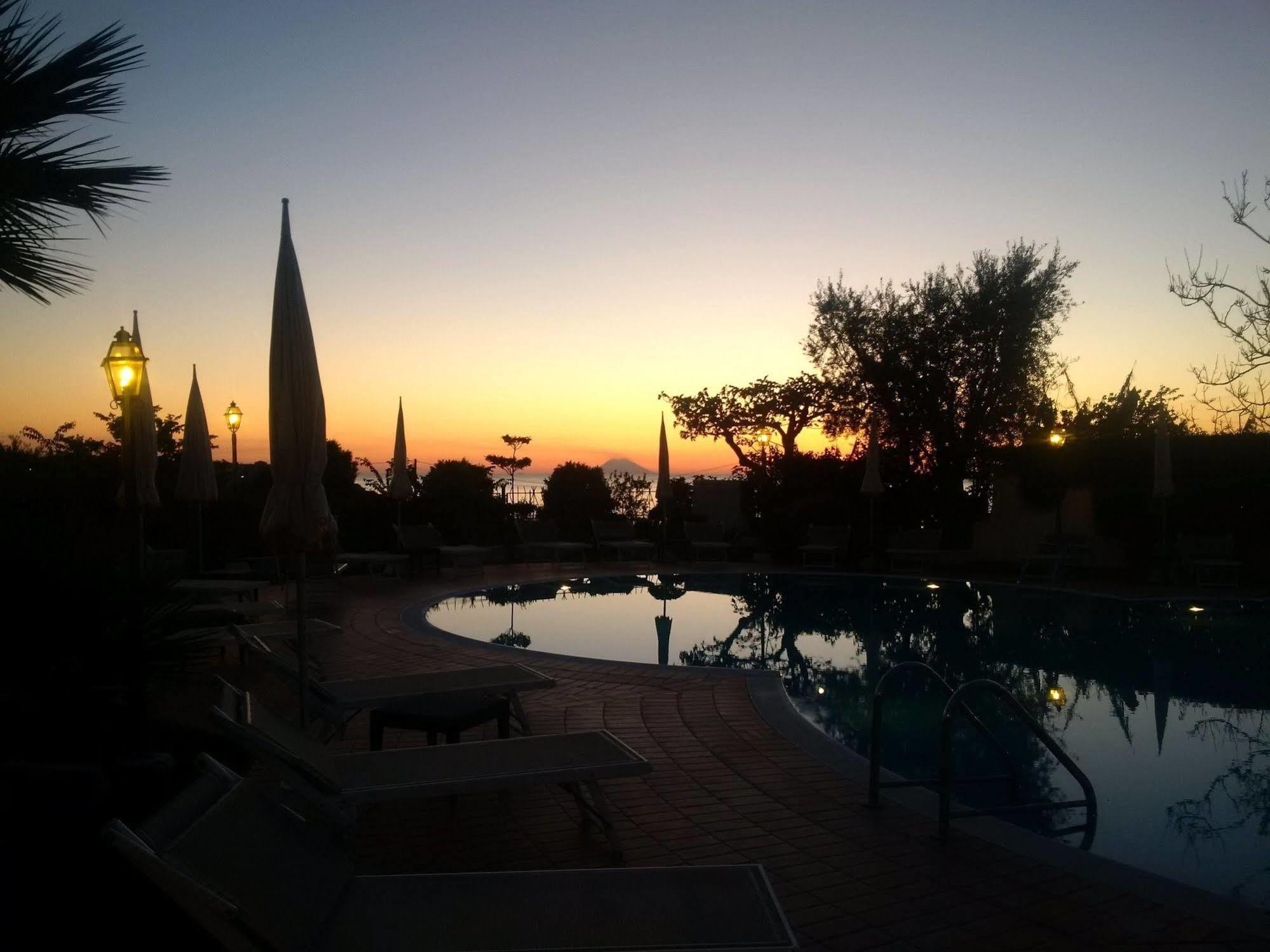 Hotel Tirreno Parghelia Bagian luar foto
