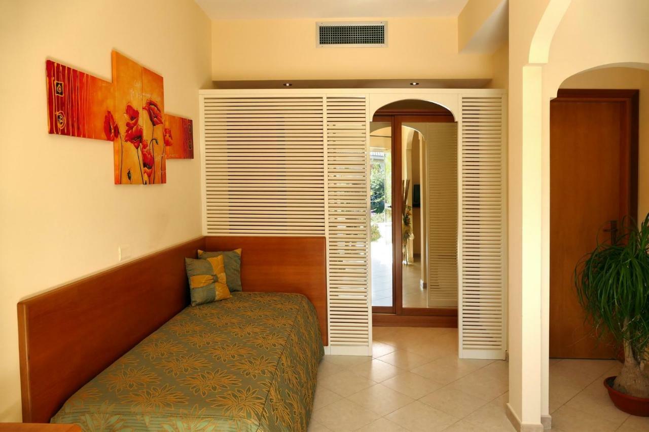 Hotel Tirreno Parghelia Bagian luar foto