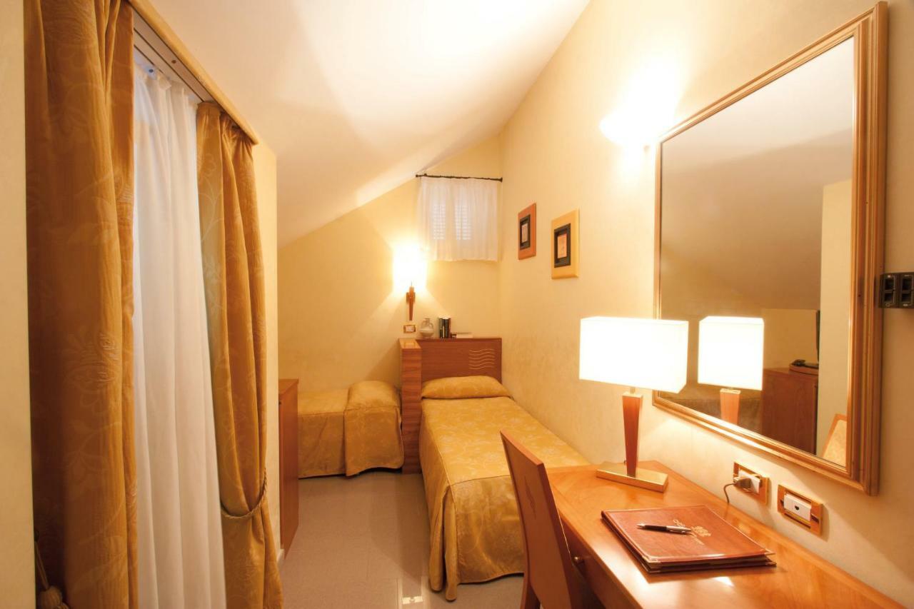 Hotel Tirreno Parghelia Bagian luar foto