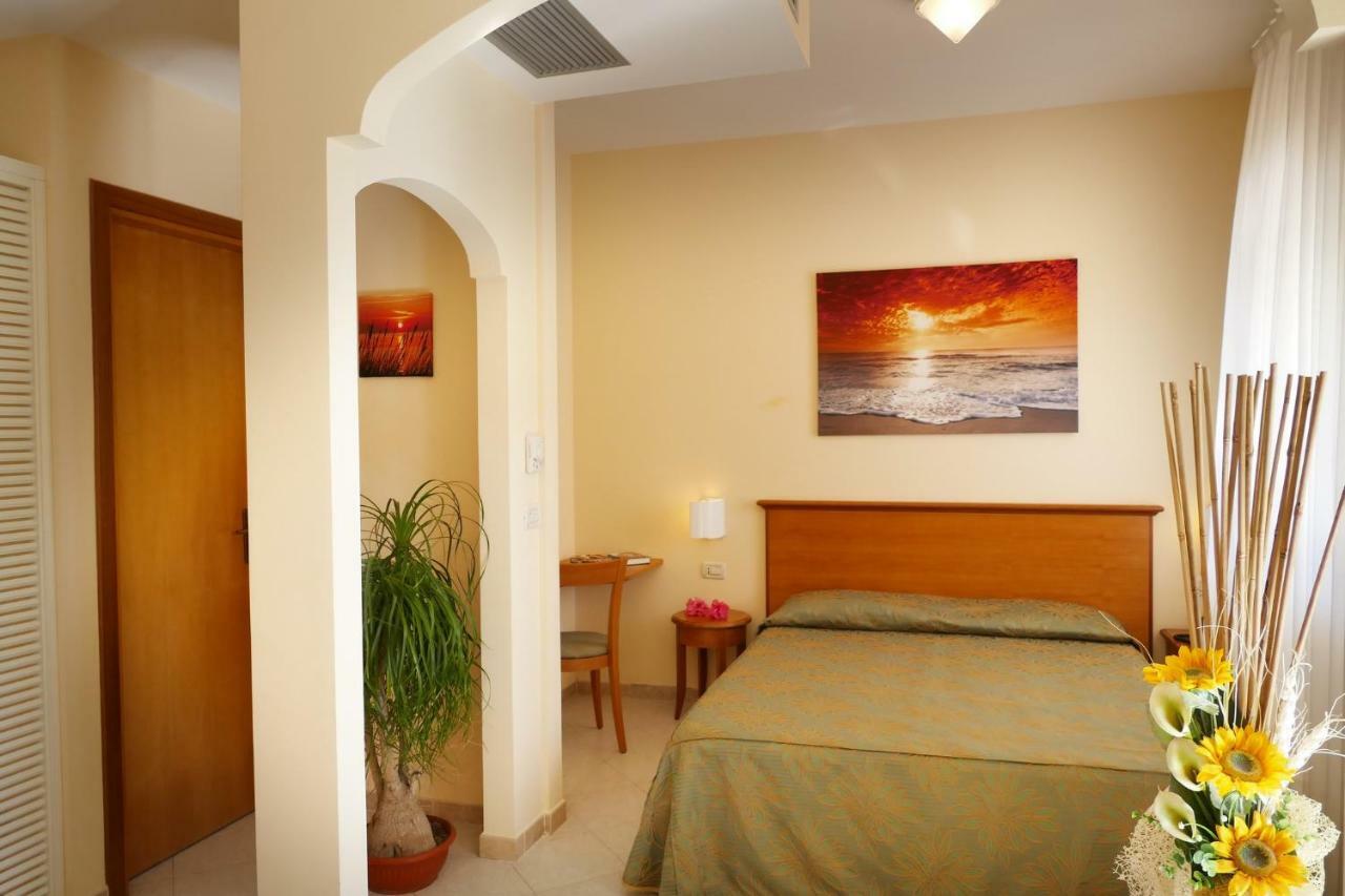 Hotel Tirreno Parghelia Bagian luar foto