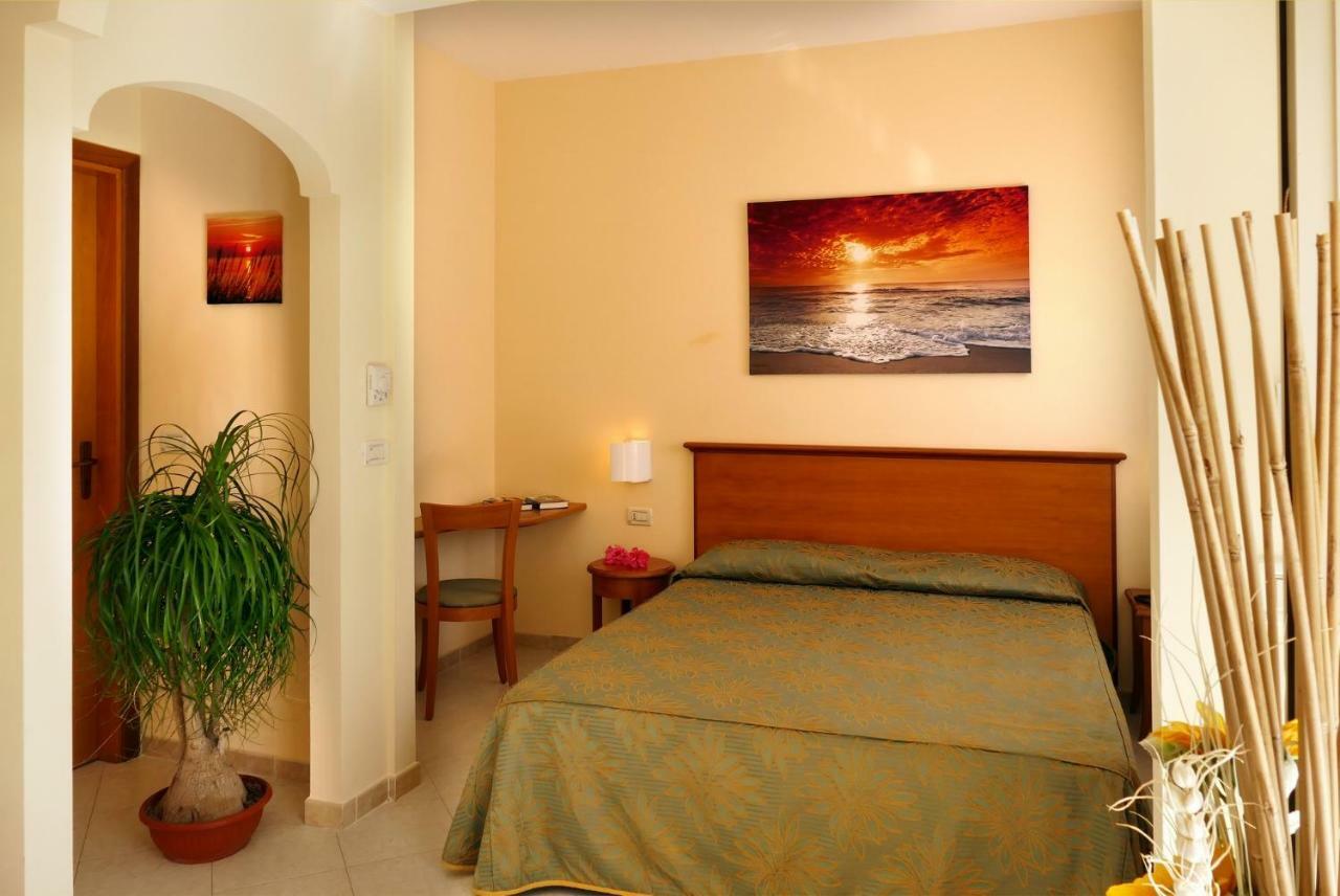 Hotel Tirreno Parghelia Bagian luar foto