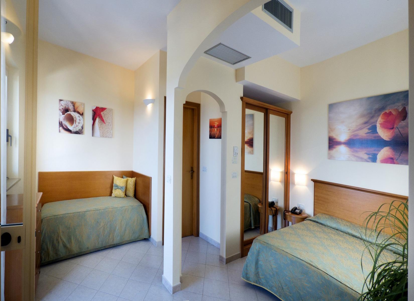 Hotel Tirreno Parghelia Bagian luar foto