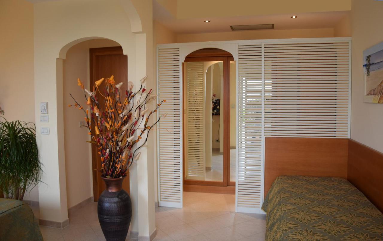 Hotel Tirreno Parghelia Bagian luar foto
