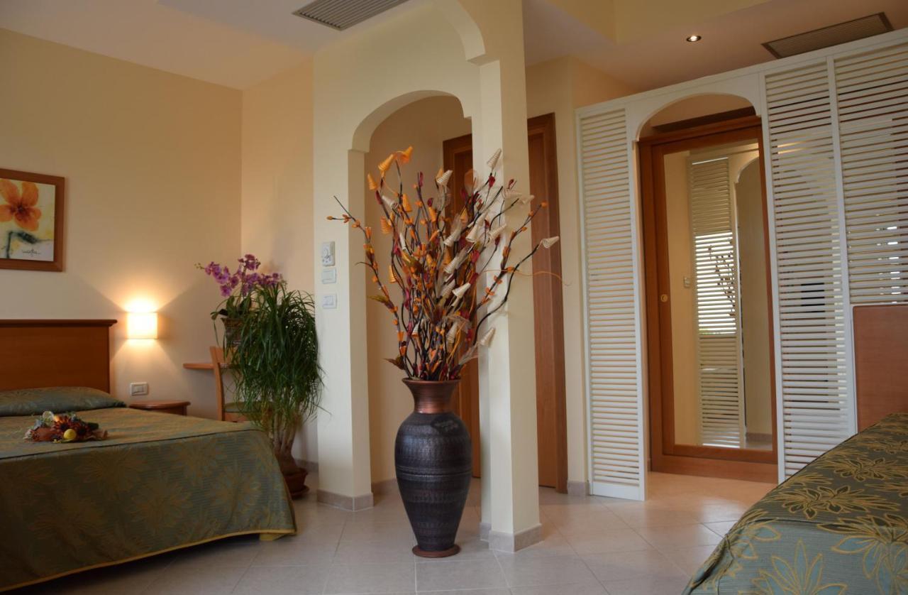Hotel Tirreno Parghelia Bagian luar foto