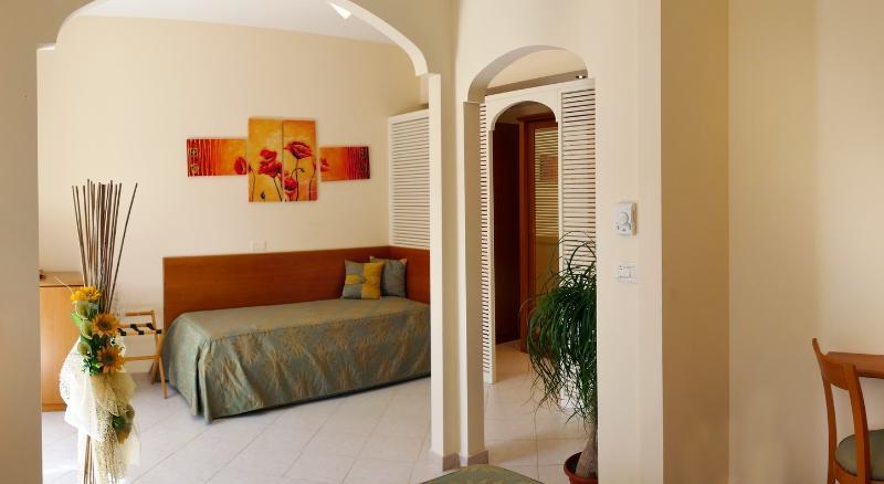 Hotel Tirreno Parghelia Bagian luar foto